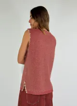 Chaleco crudo de punto con escote en V y sisas amplias.