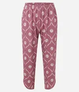 Conjunto de pijama de viscosa con estampado de caracolas, compuesto por una blusa de breteles finos con encaje en el escote, un pantalón capri con cintura elástica y una bata con lazo delantero.