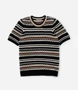Blusa de punto ligero con cuello redondo, mangas cortas y rayas horizontales en negro, beige y blanco.