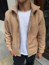 Campera de algodón color beige con textura de corderito, cierre frontal y cuello alto.
