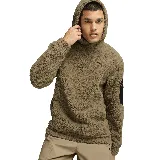 Buzo con capucha Puma Open Road Winterized, color marrón, de corte holgado y textura de felpa. Presenta bolsillo con cierre en la manga izquierda y logo de la marca bordado en el pecho.