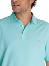 Chomba celeste de piqué de algodón pima peruano, con cuello clásico y tapeta de dos botones.