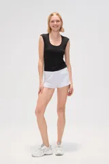 Short de algodón calado con estampado a rayas horizontales en tonos azul y blanco, corte ajustado.