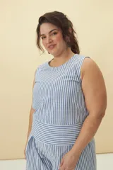 Blusa sin mangas con estampado a rayas verticales color verde y blanco.