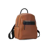 Mochila negra de símil cuero con bolsillo frontal con cierre. En su interior tiene dos bolsillos con cierre y uno abierto con división. Tiene asa de mano y correas regulables.