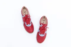 Zapatillas Magnolia plateadas con detalles en blanco y suela marrón.