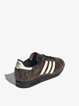 Zapatillas Adidas SL 72 OG con exterior de piel con estampado de serpiente en tonos marrones y negros, las tres tiras laterales en blanco y detalles en blanco en el talón.