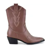 Bota corta de cuero sintético color marrón, con punta fina y taco bajo. Presenta detalles de costuras y tachas metálicas.