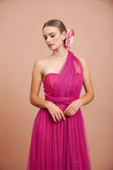 Vestido largo color fucsia de micro tul, strapless y multi posición.