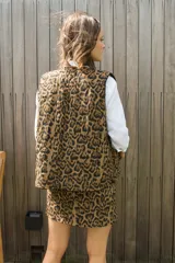 Minifalda marrón con estampado animal print de leopardo, corte recto y cierre trasero.