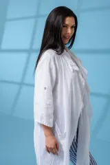 Campera larga de lino color blanco, con corte recto y mangas 3/4.