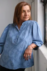 Blusa celeste con bordado calado, cuello mao y mangas 3/4 abullonadas.