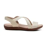 Sandalias bajas color beige con tiras cruzadas y ajuste con hebilla.