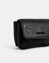 Billetera negra de cuerina con textura croco y tag metálico en relieve. Cierre con broche a presión.