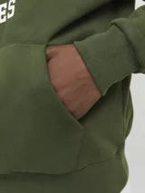 Canguro verde militar con capucha, cordones ajustables y bolsillo tipo canguro. Estampado frontal con logo de la marca en color blanco.