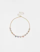 Collar corto dorado con cadena de eslabones y strass en tonos pastel.