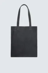 Bolso tipo shopper fabricado en piel con acabado serraje color gris oscuro. Tiene compartimento principal abierto con un bolsillo interior con cierre. Cuenta con dos asas de mano fabricadas en piel.