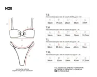 Conjunto de bikini blanco con estampado de hojas negras. El corpiño es de corte recto con breteles anchos y nudo central. La bombacha es vedetina con nudos en los laterales.