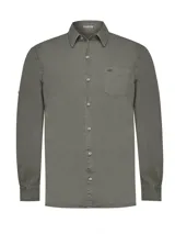Camisa de hombre manga larga color marrón, confeccionada en popelina de algodón orgánico. Tiene cuello italiano, calce regular, bolsillo en el pecho con logo bordado y mangas ajustables con botón.