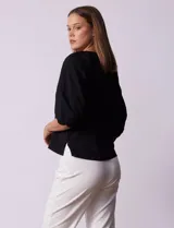 Blusa blanca de gasa marca Sioni, con cuello a la base y escote en V con botones.