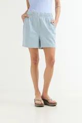 Short de algodón con estampado de rayas verticales finas en tonos celeste y blanco. Presenta cintura elástica fruncida.