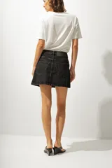 Minifalda de jean celeste con bolsillos delanteros y traseros.