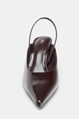 Zapato destalonado color marrón con tacón de cuña y punta fina.