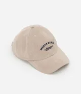 Gorra beige de pana con bordado frontal de la frase "Monte Carlo Monaco" en azul marino.