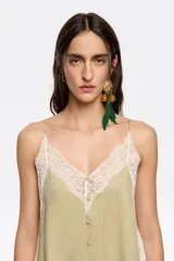 Vestido midi color verde oliva con breteles finos, escote en V y botones frontales. Detalles de encaje blanco en escote, sisas y ruedo.