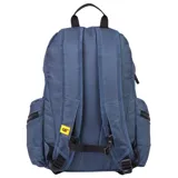 Mochila Caterpillar color rosa con logo negro estampado en el frente. Tiene un compartimento principal con cierre, un bolsillo frontal con cierre vertical y dos bolsillos laterales con cierre. Las correas son ajustables y acolchadas.