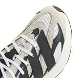 Championes Adidas Light Blaze, capellada de malla blanca con refuerzos de gamuza color crema y detalles en cuero sintético negro. Las tres tiras características de la marca son de cuero sintético negro.