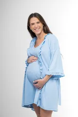 Camisón celeste de algodón con textura acanalada, corte a la rodilla, escote en U con detalle de moño y botones en los hombros para facilitar la lactancia.