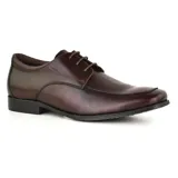 Zapato de vestir acordonado color marrón oscuro, con puntera cuadrada y suela de goma.