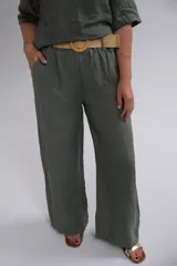 Pantalón verde oliva de lino, corte recto y tiro medio con cintura elastizada. Incluye cinturón de soga beige con hebilla de madera.