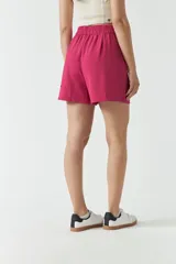 Short de dama color fucsia, de tiro alto, con botón, cierre y pasa cinturón.