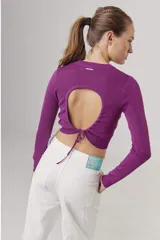 Pantalón cargo blanco de corte recto con bolsillos laterales con fuelle y botón.