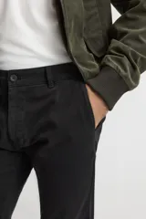 Pantalón chino azul marino, corte skinny fit, confeccionado en tejido de algodón con elasticidad. Cuenta con bolsillos frontales y traseros de vivo. Cierre frontal con cremallera y botón.