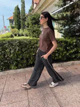 Pantalón negro de lino con bordados a mano en los laterales y bolsillos.