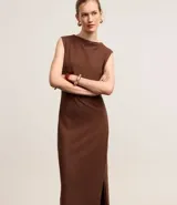 Vestido midi marrón texturizado de algodón, con escote bote y sin mangas, con leve drapeado lateral.