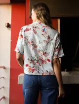 Camisa de lino con cuello con solapa, escote en V y abertura central con botones.