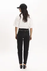 T-shirt de manga corta, color verde oliva o caqui, con cuello redondo y corte holgado.