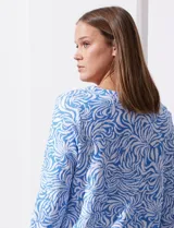 Blusa de algodón labrado marca Ruby Rd, con estampado abstracto en blanco y celeste, escote en V, mangas tres cuartos y aplique de botones en los laterales. Corte asimétrico.