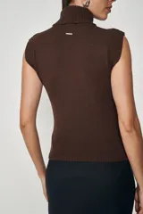 Polera marrón de tejido de punto, sin mangas y con cuello alto.