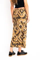 Falda midi de viscosa con estampado abstracto en tonos marrón, beige y negro. Tiene cintura elastizada con cordón ajustable y abertura lateral.