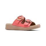 Sandalias de cuero color salmón con plataforma color beige y hebillas doradas.