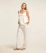 Blusa blanca sin mangas confeccionada en laise con escote corazón, lazo en el busto, tirantes medianos con elásticos, lastex en la espalda y bordados.