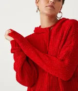 Buzo de tejido chenille texturizado en color rojo, con capucha ajustable mediante cordones y puños y ruedo acanalados.