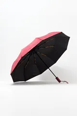 Paraguas plegable de color verde oscuro, con funda protectora del mismo color y correa de mano.