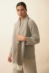 Bufanda unisex de lana fina color beige, con flecos blancos en los extremos.