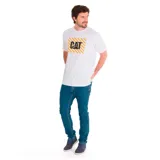 Remera color marrón de manga corta con logo de Caterpillar estampado en el pecho sobre un rectángulo con rayas diagonales negras.